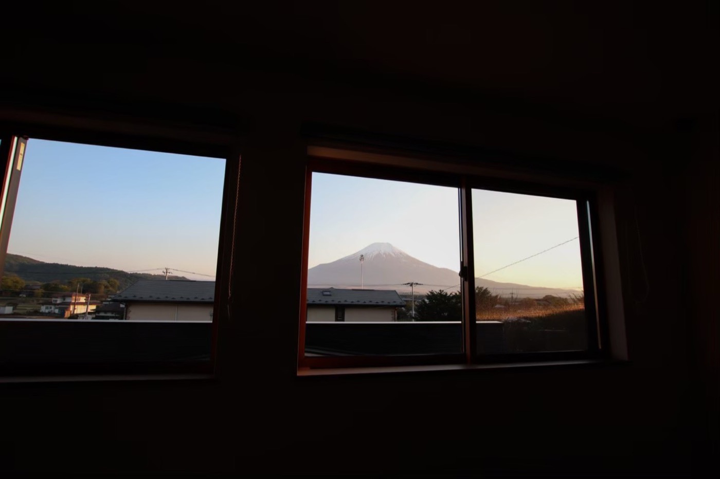 窓越しに富士山を望む客席。夕暮れの空とともに眺める特等席
